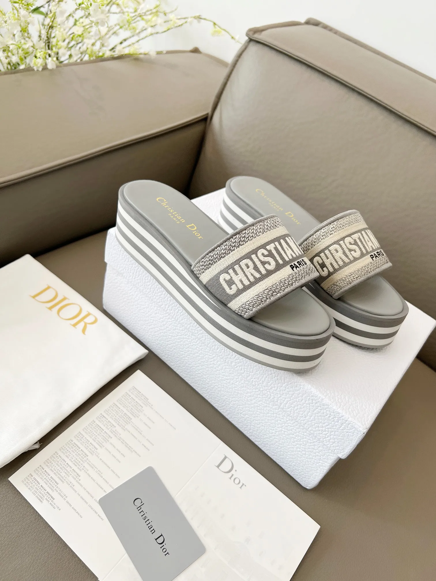 👟👟Ex-factory price 460👟👟 Dior's new spring and summer IVIETA DWAY jelly-colored flat-soled one-slip women's shoes with CD letter logo three-dimensional embroidery thick-soled round-toe open-toe slippers. The original version is developed to be the top version on the market. It feels soft and delicate on the feet and is extremely comfortable. Material: Upper imported raffia electric embroidery high-temperature water-soluble cotton technical fabric + water-dyed cowhide foot lining + original consistent combination outsole Outsole: original outsole Size: 35-42 (40.41.42 custom-made, non-refundable and non-exchangeable)